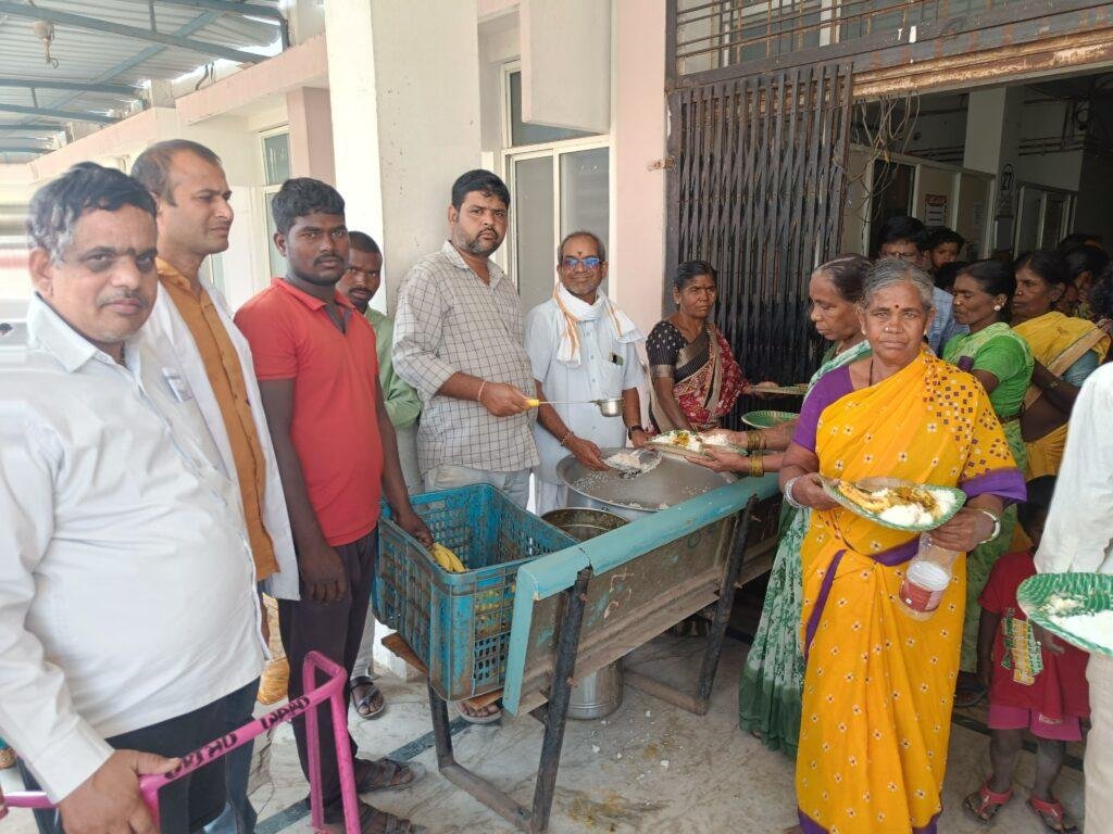 ప్రభుత్వ ఆసుపత్రిలో రోగి సహాయకులకు అన్నం పంపిణీ