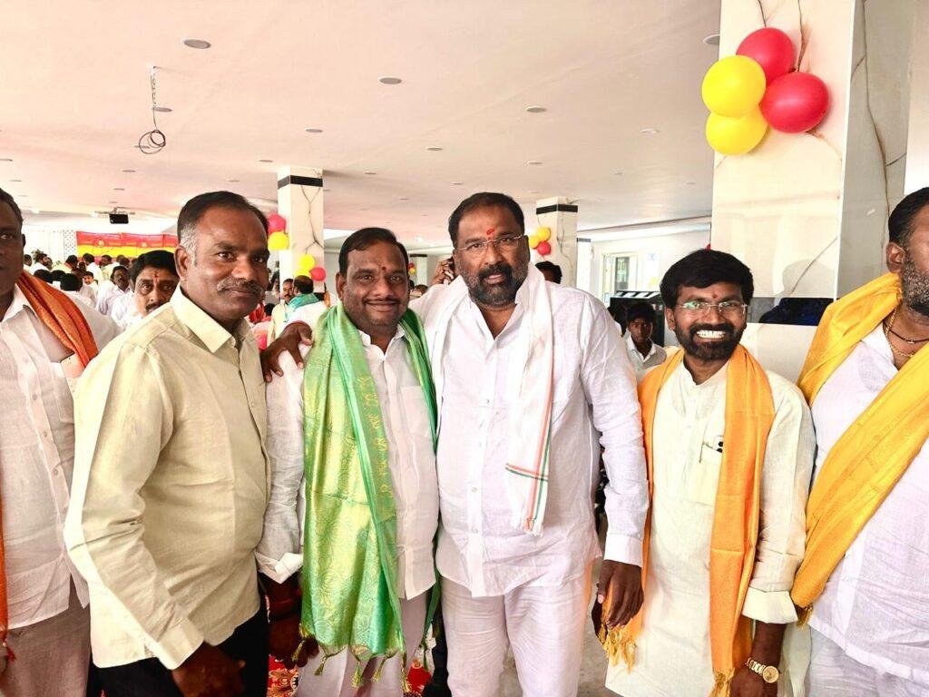 మంత్రి వాకాటి శ్రీహరిని కలిసిన రాజు ముదిరాజ్