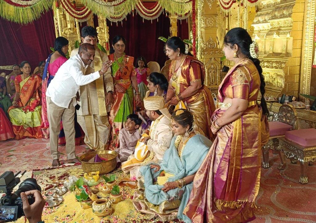 వధూవరులను ఆశీర్వదించిన చిగిరింత నరసింహారెడ్డి