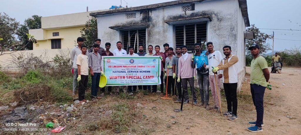 రోడ్డుకు అడ్డంగా ఉన్న చెట్టు కొమ్మలను తొలగించిన ఎన్ఎస్ఎస్ విద్యార్థులు