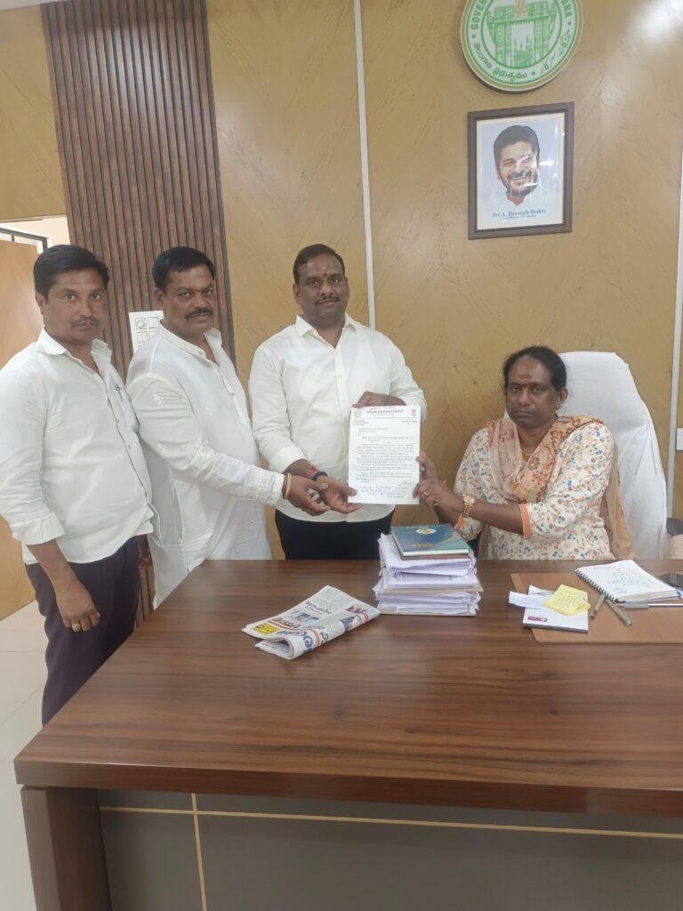 దోమల నివారణ రహదారుల ఆక్రమణ సమస్యలపై కమిషనర్ చంద్రకళకు వినతి