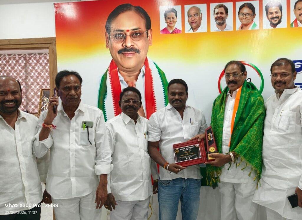 అవార్డు గ్రహీత కర్క నాగరాజుని అభినందించిన బండిరమేశ్