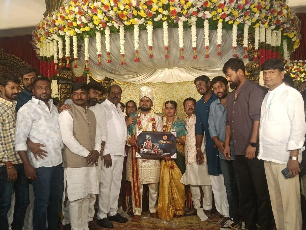 వధూవరులను ఆశీర్వదించిన అందెల శ్రీరాములు