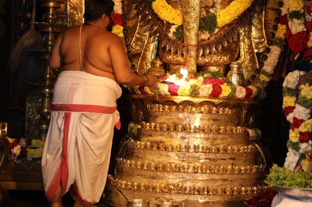 బంగారు అష్టదళ పద్మ పుష్పాలతో శ్రీ స్వామి వారికి పాదపద్మార్చన సేవ