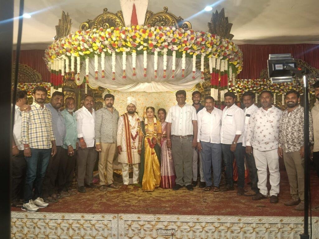 హరికృష్ణ హరిణి నూతన దంపతులను ఆశీర్వదించిన జల్పల్లి డివిజన్ నాయకులు