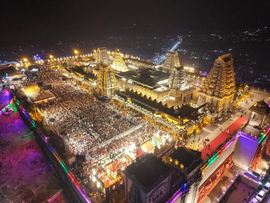 మహావిష్ణువు అలంకారంలో గరుడ వాహన శేవలో ఊరేగిన భక్తవత్సలుడు