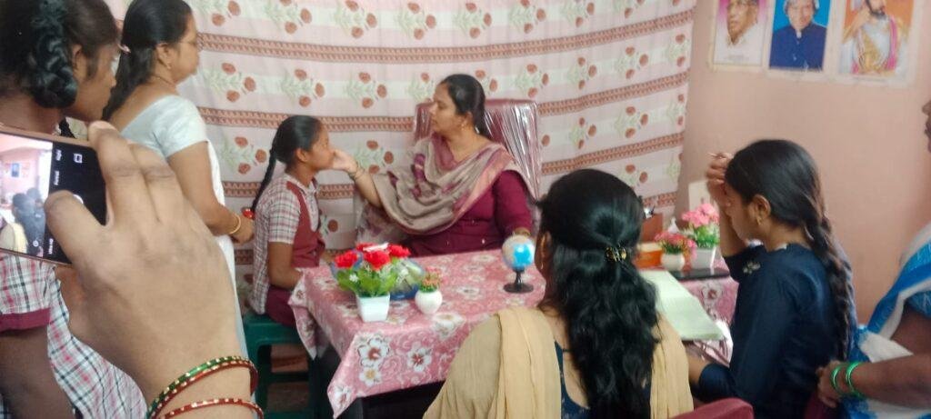 బాలికల వసతి గృహంలో ఆరోగ్య పరీక్షలు