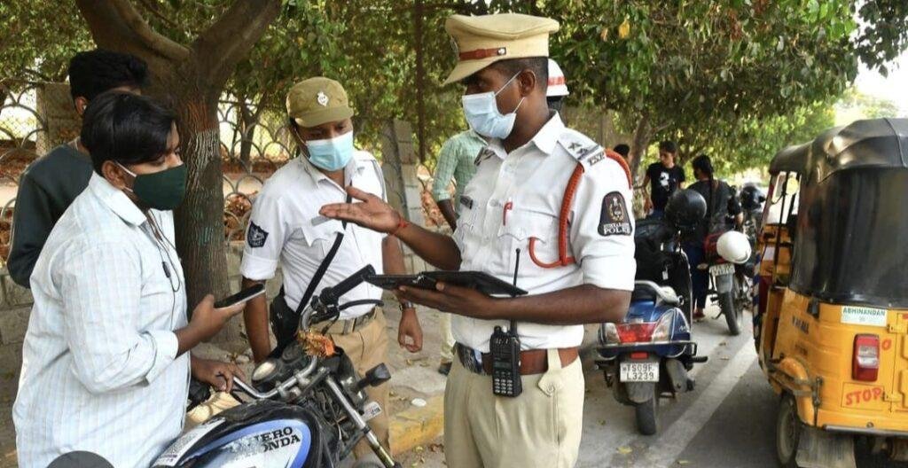 విద్యార్థుల భవిష్యత్తుతో ట్రాఫిక్ పోలీసుల చెలగాటం