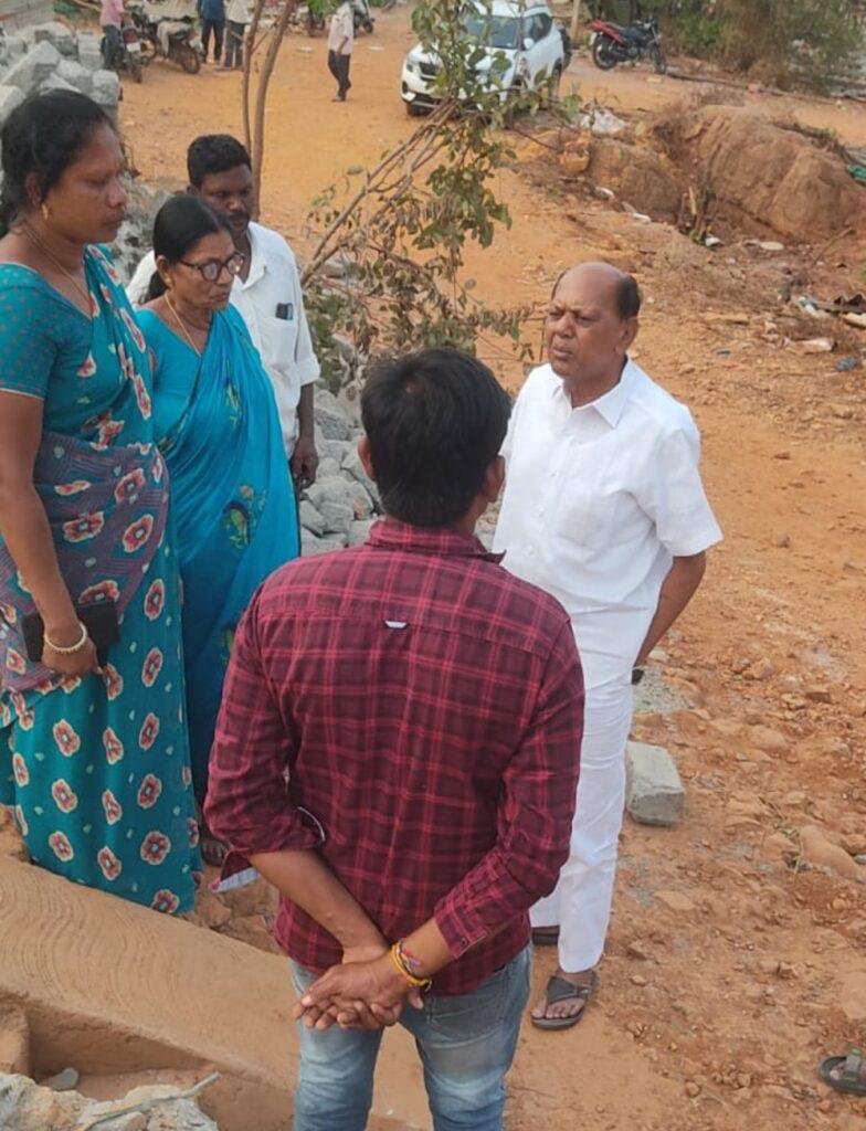 వెలుగుమట్ల పేదలకు అండగా ఉంటాం