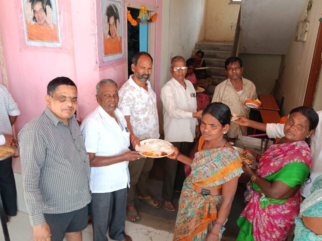 రోగి సహాయకులకు సత్యసాయి సేవా ట్రస్ట్ అన్న ప్రసాద పంపిణీ