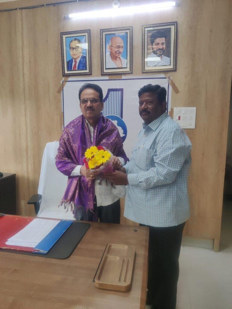 మున్సిపల్ కమిషనర్ ను మర్యాద పూర్వకంగా కలిసిన పాశం అమర్ నాథ్ జంగిటి రవీందర్