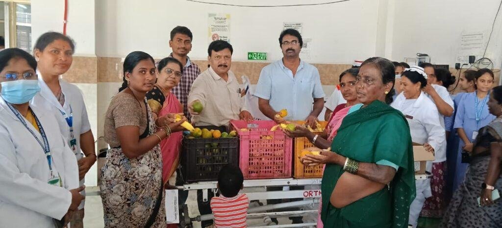 ప్రభుత్వ జనరల్ ఆసుపత్రిలో నర్సింగ్ కళాశాల సిబ్బంది రోగులకు పండ్ల పంపిణీ