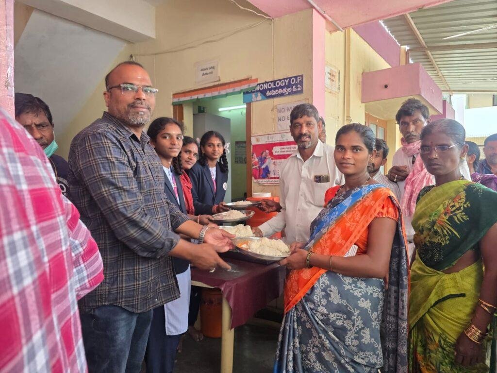 ప్రభుత్వ సాధారణ ఆసుపత్రిలో అన్న ప్రసాద పంపిణీ