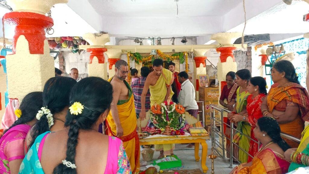 పూల్ బాగ్ శ్రీ వెంకటేశ్వర స్వామి ఆలయంలో వైభవంగా పల్లకి సేవ
