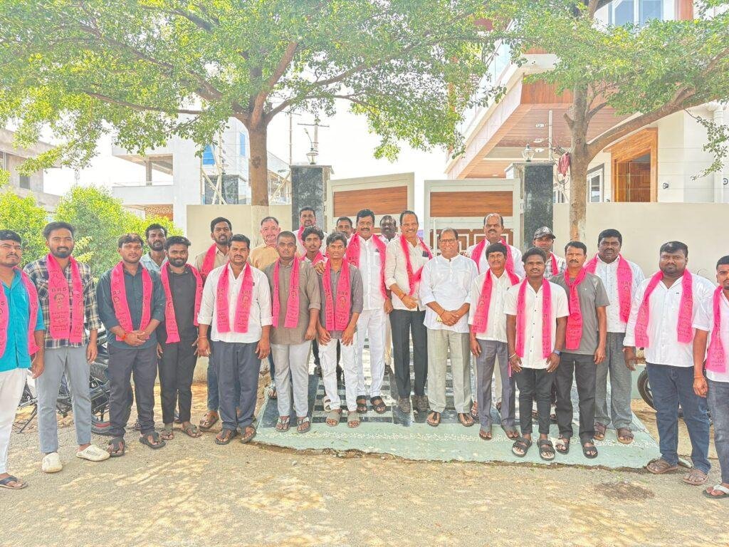 బీఆర్ఎస్ లో చేరిన కొత్తగూడ గ్రామ యువకుల
