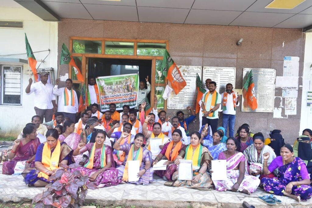 స్వయం సహాయక సంఘాల బాధితులకు న్యాయం చేయాలి