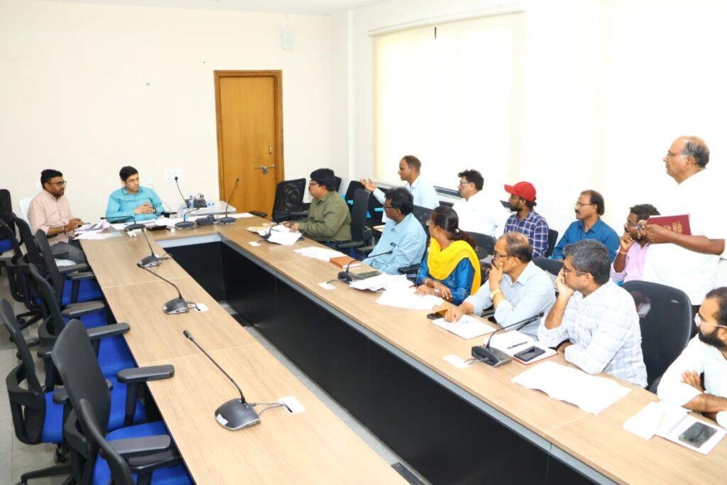 డబల్ బెడ్ రూమ్ ఇండ్లలో పెండింగ్ పనులను త్వరగా పూర్తి చేయాలి