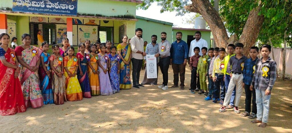 పాఠశాలకు గ్రామ సర్పంచ్ పార్నిక కృపాకర్ రెడ్డి మైక్‌‌ సెట్ వితరణ 