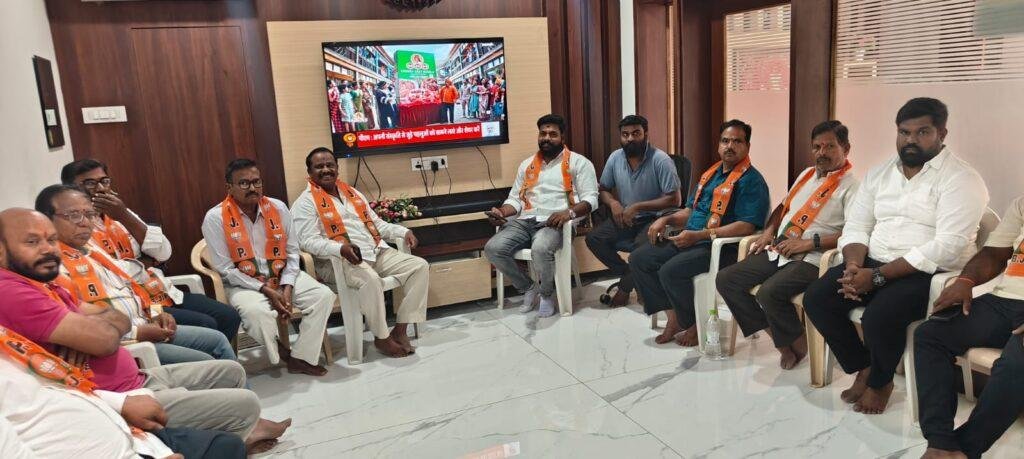 భారత దేశ ప్రధాని నరేంద్ర మోడీ మన్కి బాత్ ప్రోగ్రాంని టీవీలో వీక్షించిన బీజేపీ నాయకులు