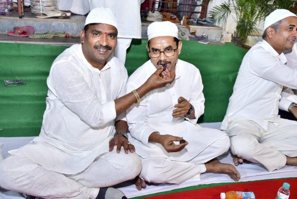 ఇఫ్తార్ విందులు మతసామరస్యానికి ప్రతీకలు