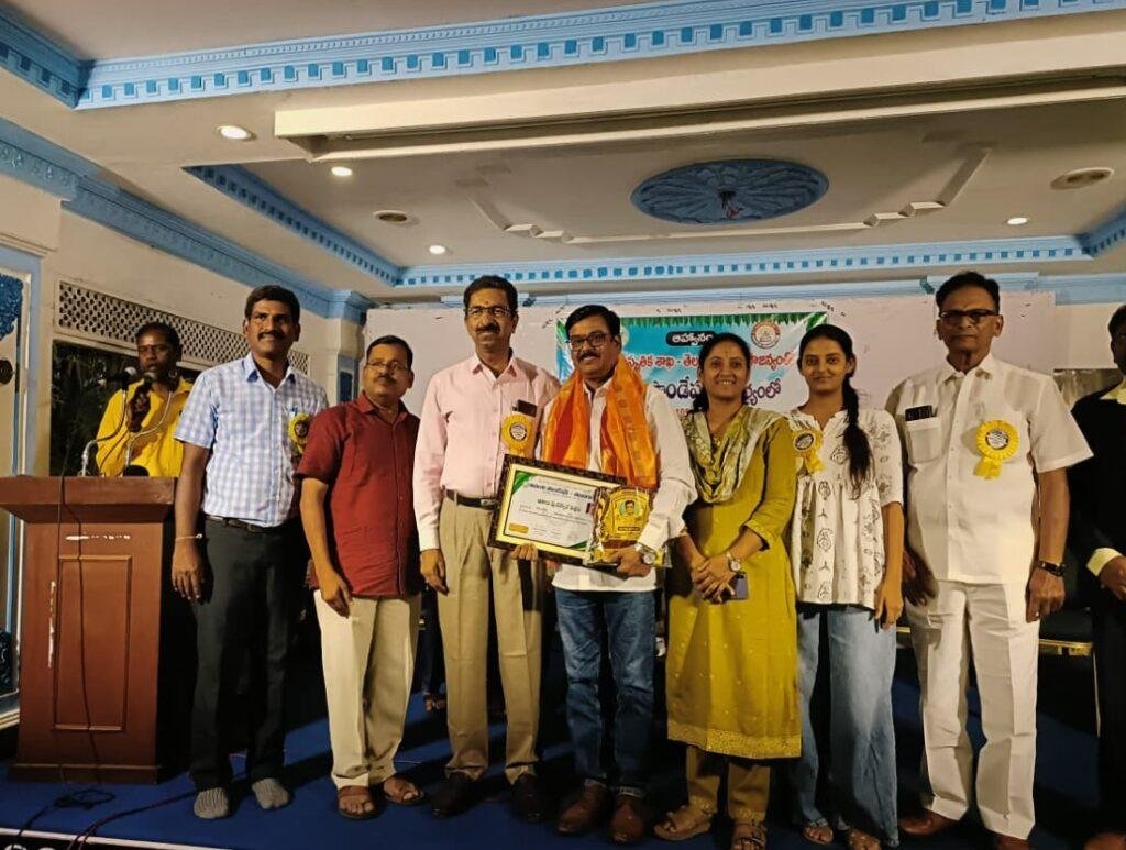 విపంచి ఫౌండేషన్ ఉగాది పురస్కారం అందుకున్న సీనియర్ జర్నలిస్ట్ టి. రమేష్