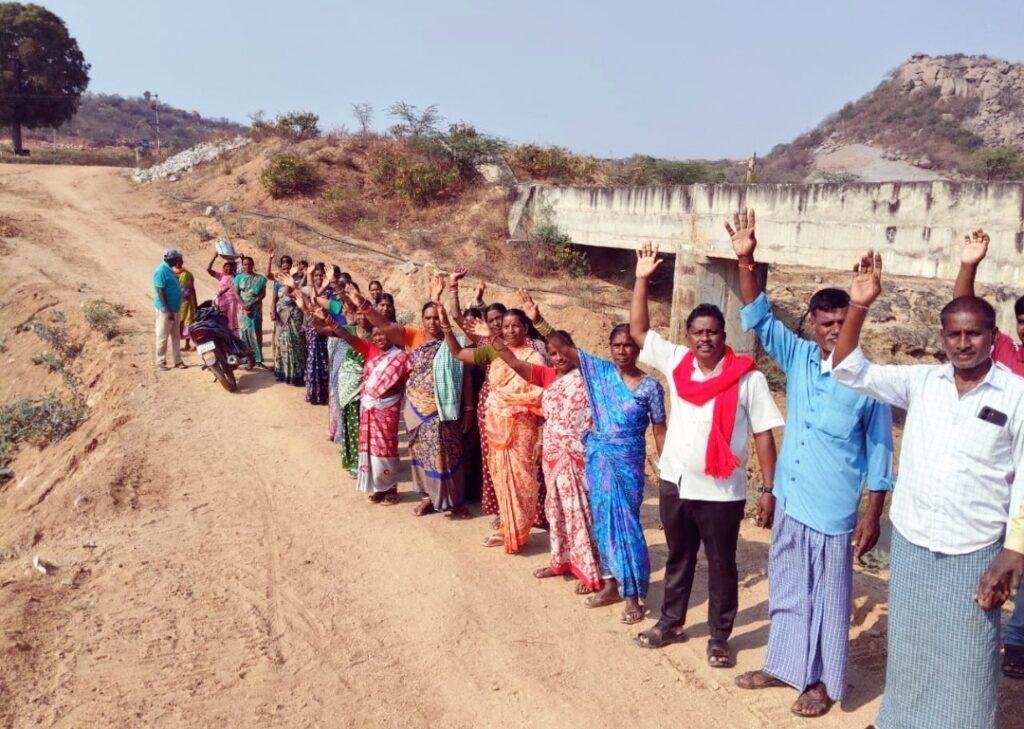 ముత్తిరెడ్డిగూడెం గ్రామంలోని బస్వాపురం ప్రాజెక్టు కాల్వపై వెంటనే బ్రిడ్జి నిర్మాణం చేపట్టాలి