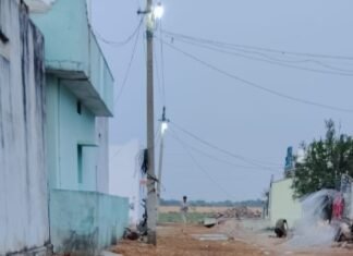 నాణ్యత లోపంతో సీసీ రోడ్ల నిర్మాణం