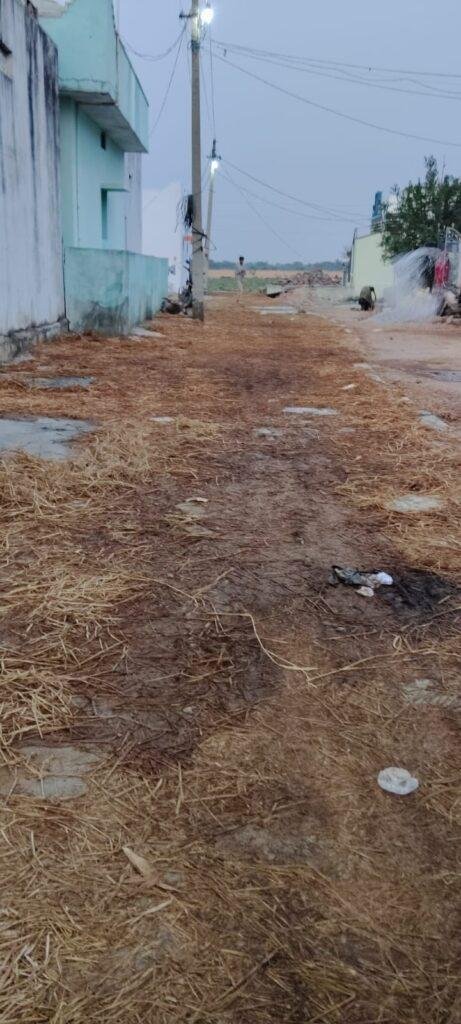 నాణ్యత లోపంతో సీసీ రోడ్ల నిర్మాణం