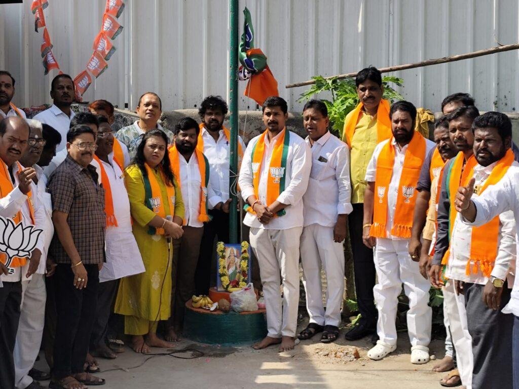 బీజేపీ నాయకులు కార్యకర్తలు ప్రజాసేవలో ముందుండాలి