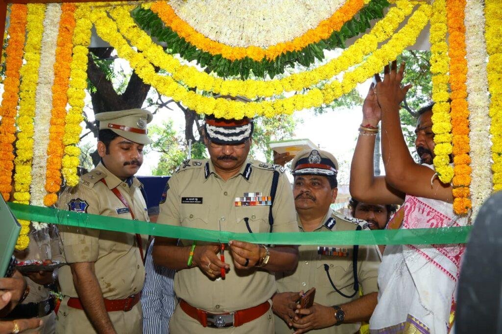 సైబర్ క్రైమ్స్ డ్రగ్స్ వంటి సవాళ్లు సమర్థవంతంగా ఎదుర్కోవడంలో పోలీస్ అధికారులు ముందుండాలి