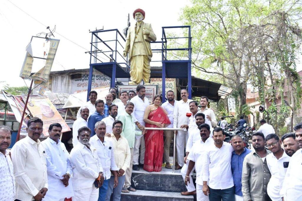 మహాత్మ జ్యోతిబాపూలే విగ్రహాన్ని పరిశీలించిన చైర్మన్