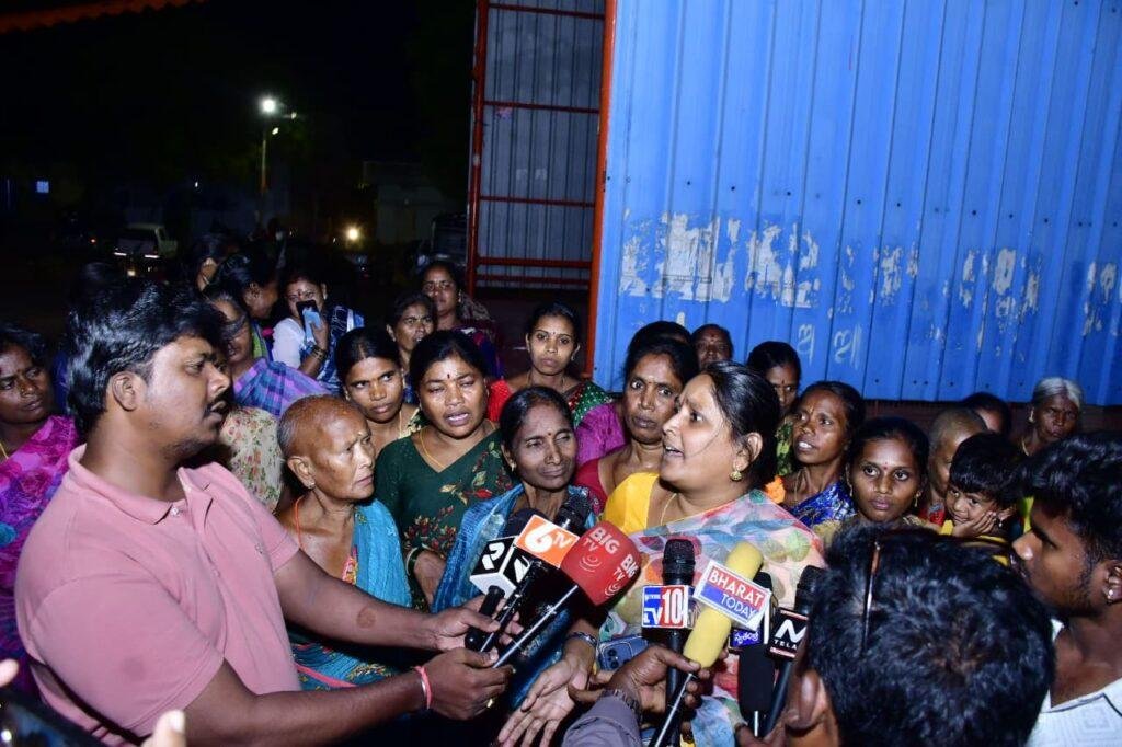 భువనగిరి హనుమాన్ వాడలో మహిళా సంఘాల సభ్యుల ఆందోళన