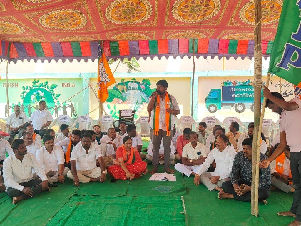 అధికారులు వివిధ రాజకీయ పార్టీల నాయకులు ఒక్కటై రూ. 150 కోట్లు దోచుకున్నారు