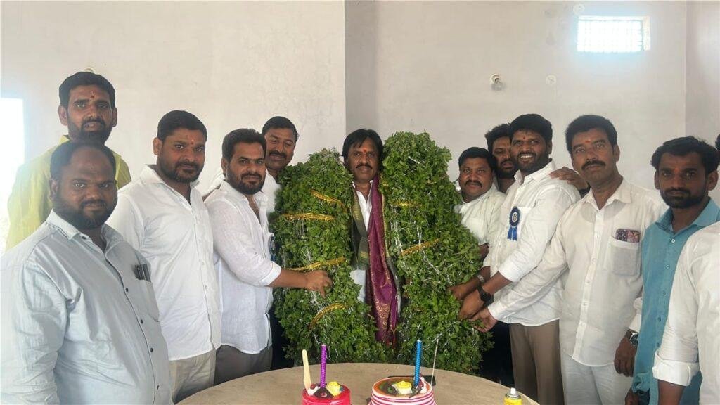 కాకి ఈశ్వర్ ముదిరాజ్ ని గజమాలతో సత్కరించిన నాయకులు