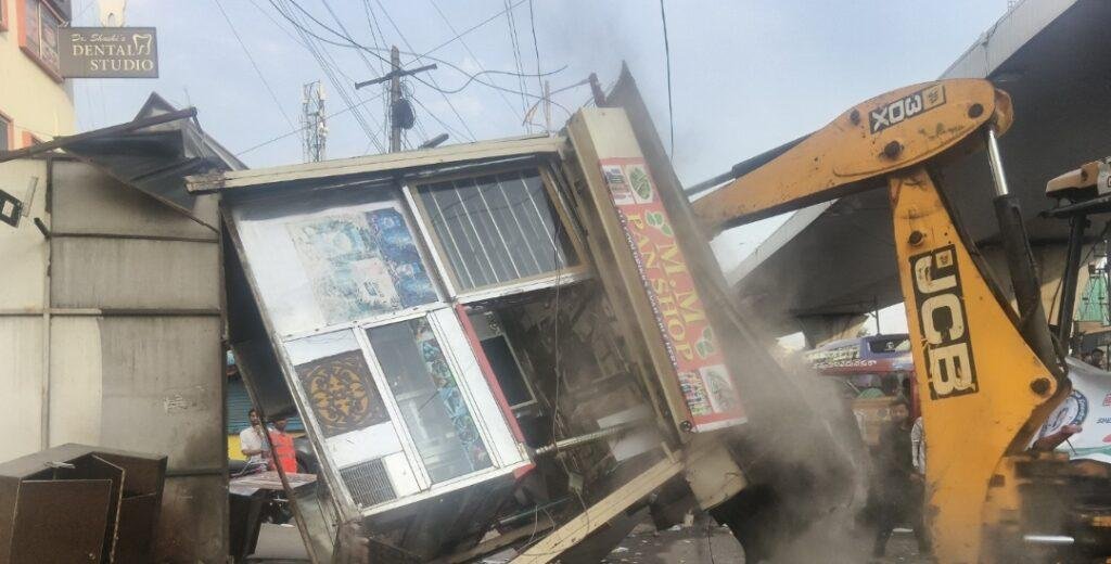 ఆరాంఘర్ చౌరస్తాలో ఫుట్ పాత్  ఆక్రమణల తొలగింపు 