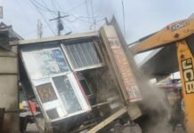 ఆరాంఘర్ చౌరస్తాలో ఫుట్ పాత్ ఆక్రమణల తొలగింపు