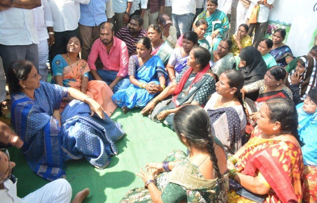 రైతులకు తమ భూముల్లో వ్యవసాయం చేసుకునే అవకాశం కల్పించాలి – మాజీ మంత్రి ఎమ్మెల్యే సబితా ఇంద్రారెడ్డి